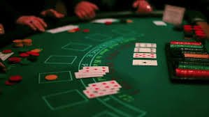 ကာစီနို Roulette ဂိမ်းကစားနေသောမြင်ကွင်း